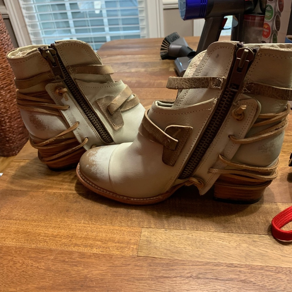 Freebird Crue boots never worn